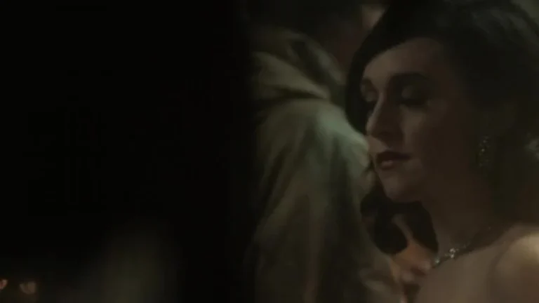 Кадры из сериала Сквозь снег (2020)