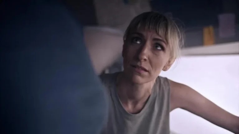 Кадры из сериала Сквозь снег (2020)